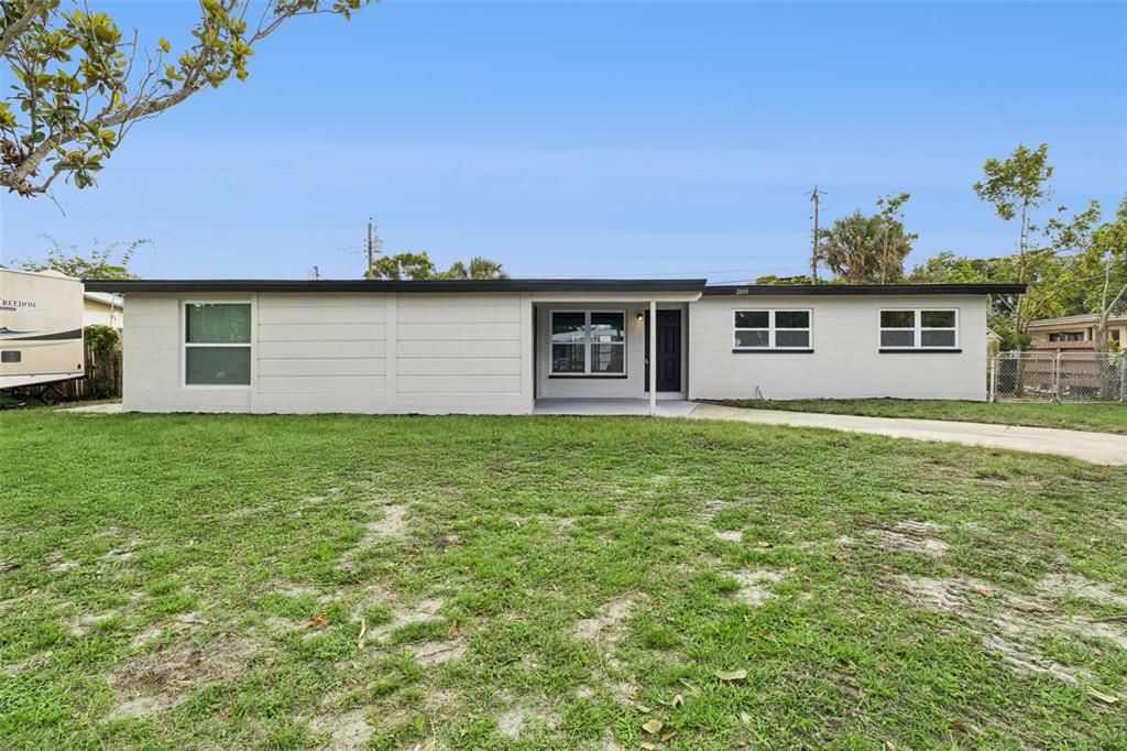 Activo con contrato: $295,000 (4 camas, 2 baños, 1516 Pies cuadrados)