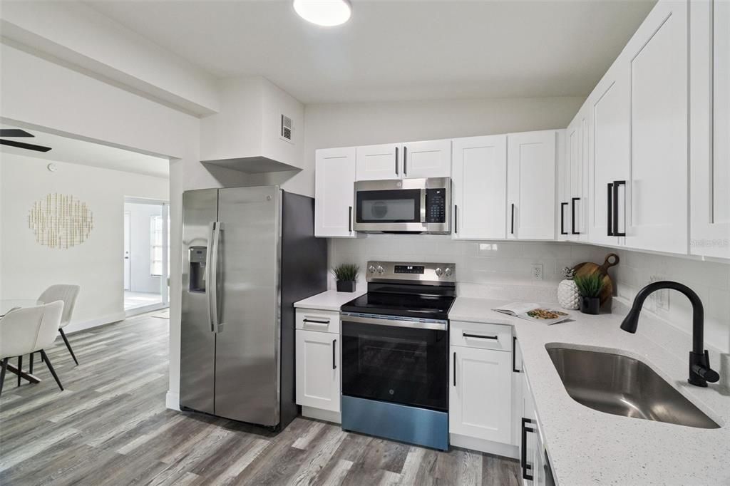Activo con contrato: $295,000 (4 camas, 2 baños, 1516 Pies cuadrados)