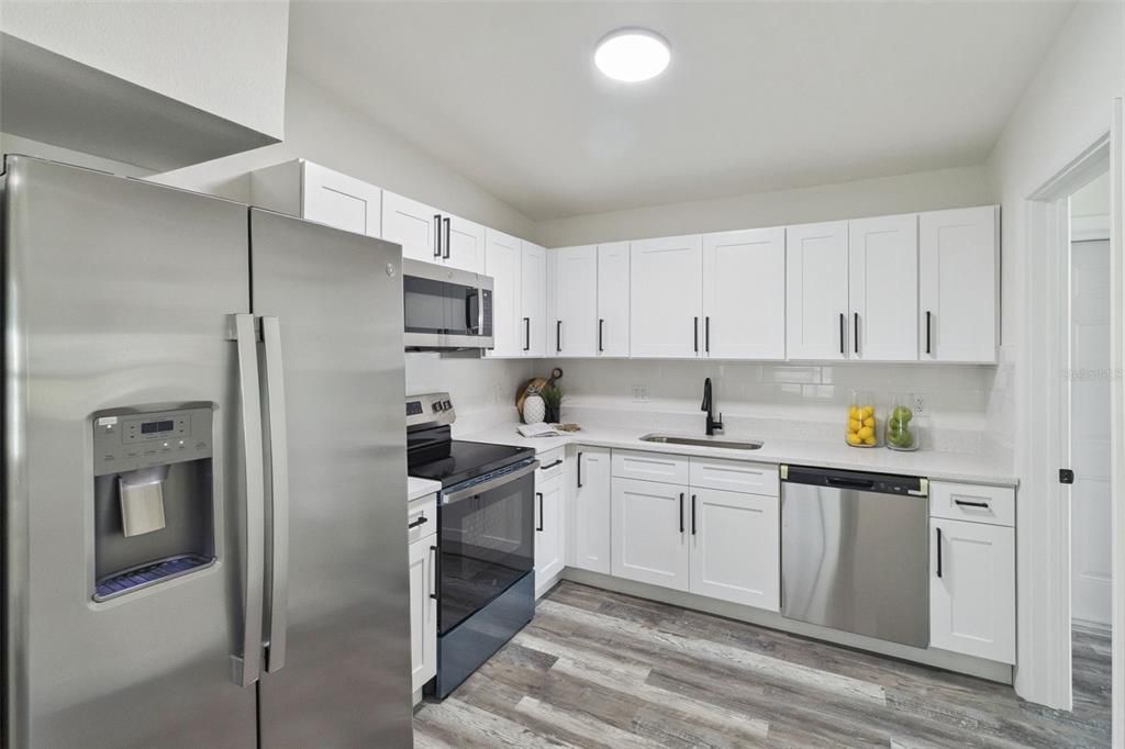 Activo con contrato: $295,000 (4 camas, 2 baños, 1516 Pies cuadrados)