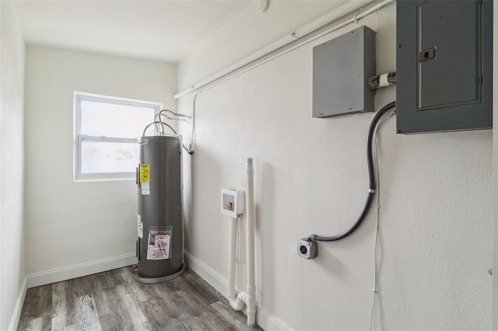 Activo con contrato: $295,000 (4 camas, 2 baños, 1516 Pies cuadrados)
