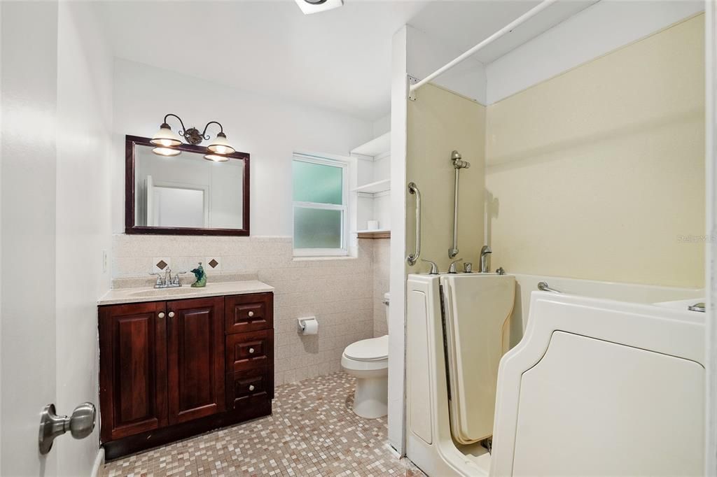 For Sale: $209,900 (3 beds, 1 baths, 1104 Square Feet)