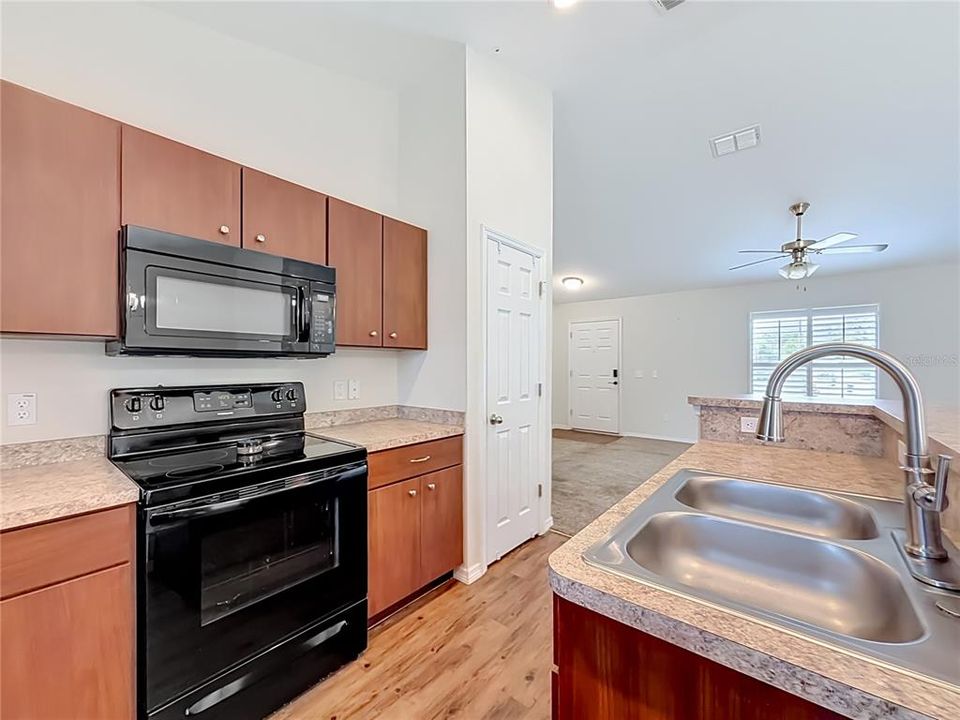 Activo con contrato: $220,000 (3 camas, 2 baños, 1252 Pies cuadrados)