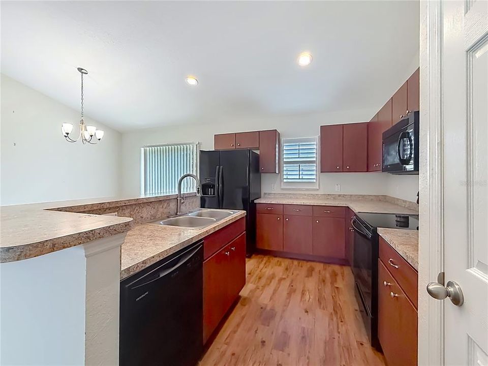 Activo con contrato: $220,000 (3 camas, 2 baños, 1252 Pies cuadrados)