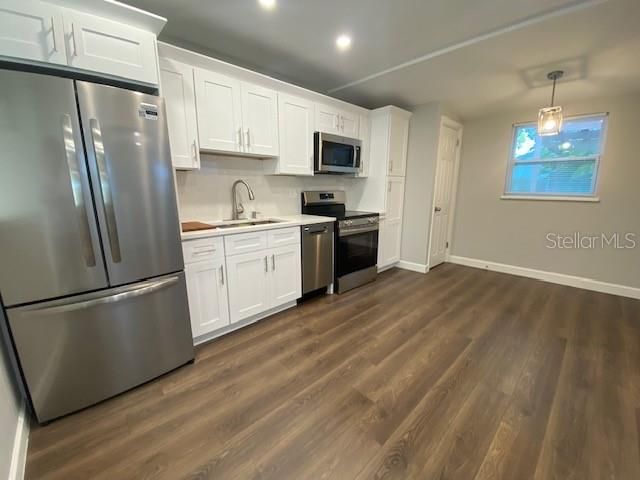 Active With Contract: $1,950 (2 beds, 1 baths, 826 Square Feet)