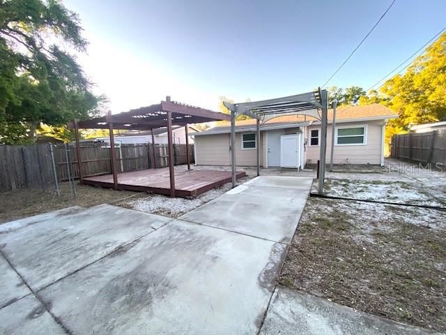 Active With Contract: $1,950 (2 beds, 1 baths, 826 Square Feet)