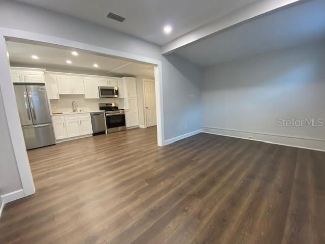 Active With Contract: $1,950 (2 beds, 1 baths, 826 Square Feet)