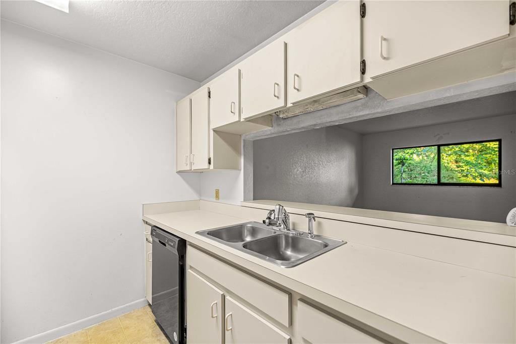 For Sale: $550,000 (8 beds, 0 baths, 3224 Square Feet)