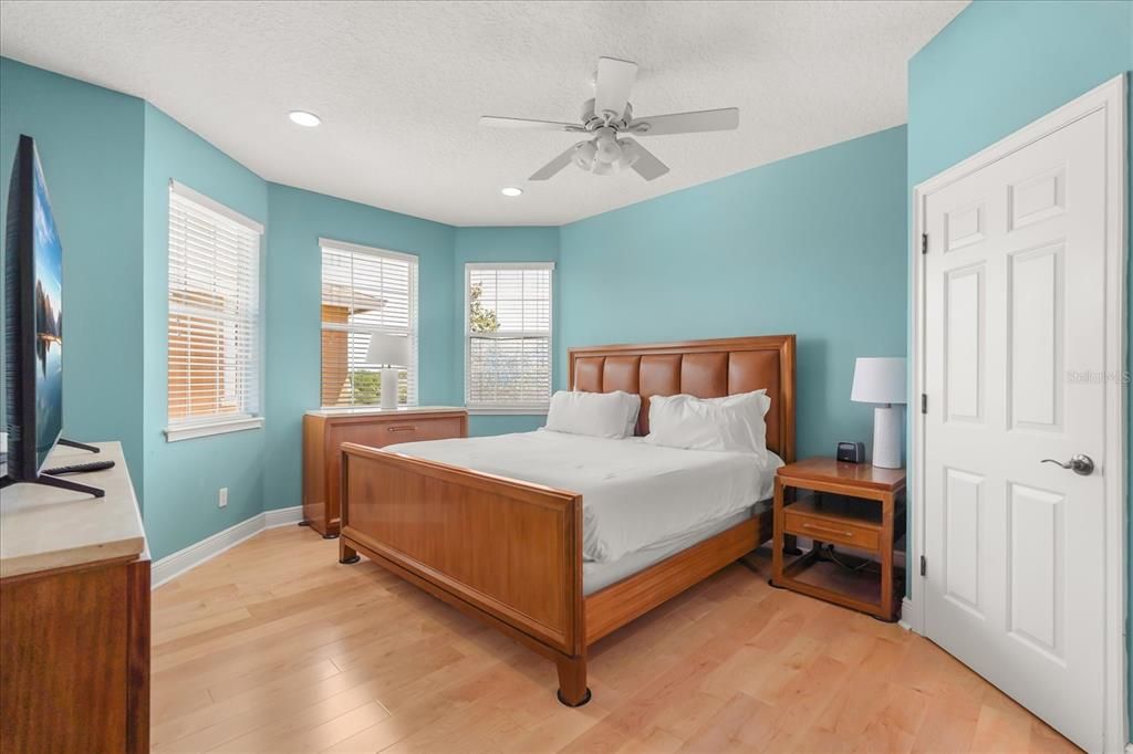 For Sale: $909,500 (5 beds, 4 baths, 3830 Square Feet)