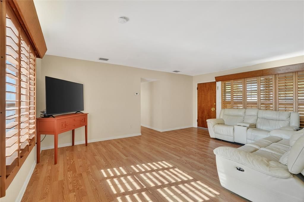 Activo con contrato: $329,000 (3 camas, 1 baños, 1349 Pies cuadrados)