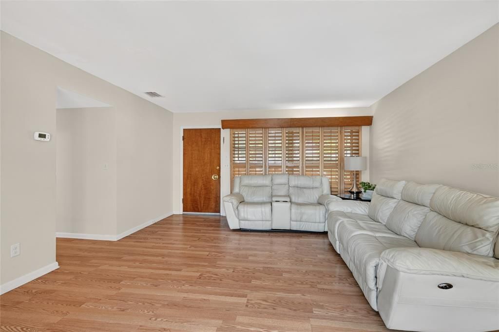 Activo con contrato: $329,000 (3 camas, 1 baños, 1349 Pies cuadrados)