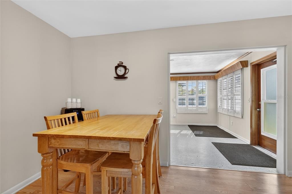 Activo con contrato: $329,000 (3 camas, 1 baños, 1349 Pies cuadrados)