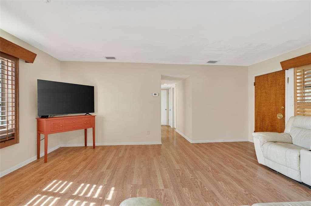 Activo con contrato: $329,000 (3 camas, 1 baños, 1349 Pies cuadrados)