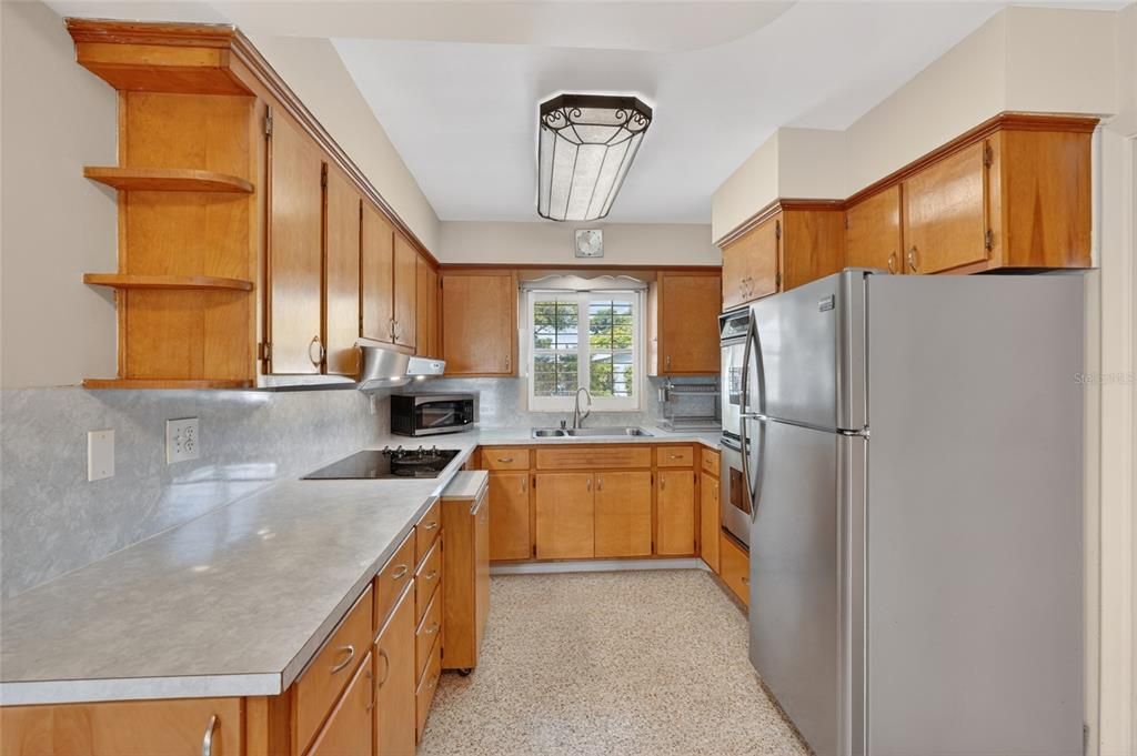 Activo con contrato: $329,000 (3 camas, 1 baños, 1349 Pies cuadrados)