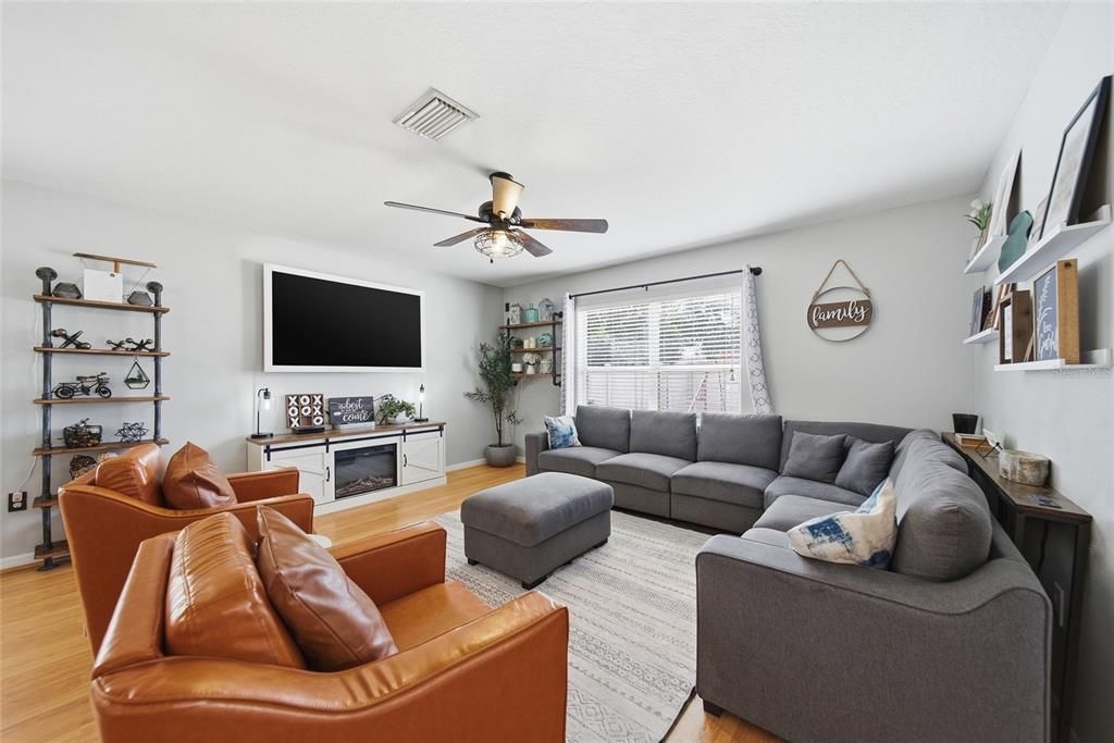 Active With Contract: $285,000 (3 beds, 2 baths, 1841 Square Feet)