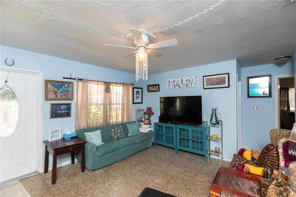 For Sale: $185,000 (2 beds, 1 baths, 744 Square Feet)