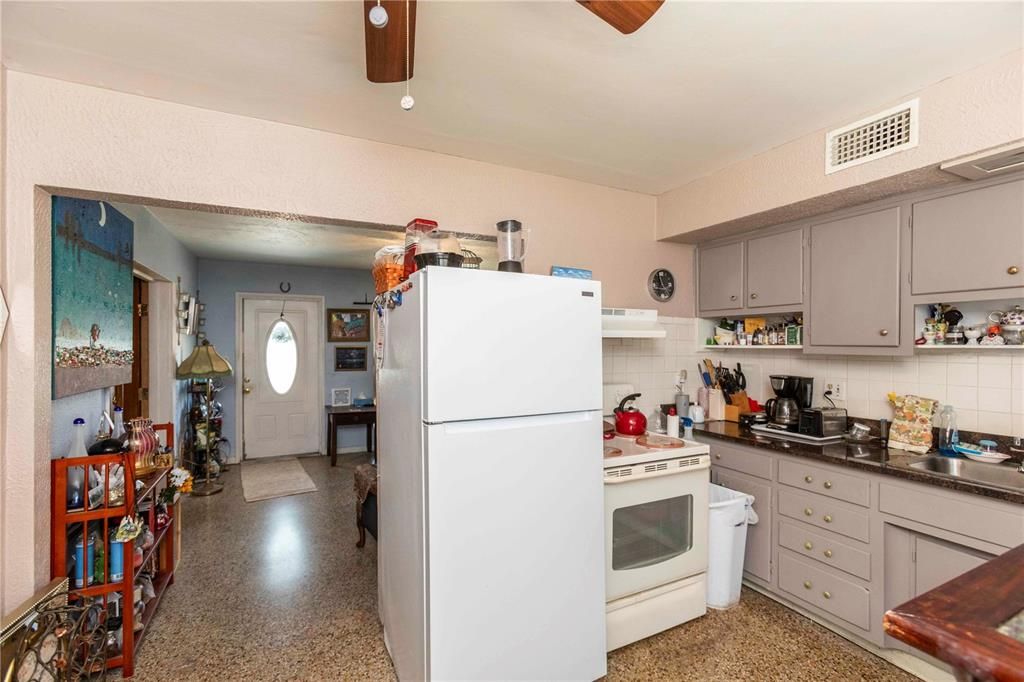 For Sale: $185,000 (2 beds, 1 baths, 744 Square Feet)