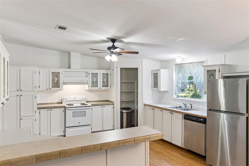 En Venta: $379,900 (4 camas, 2 baños, 2356 Pies cuadrados)