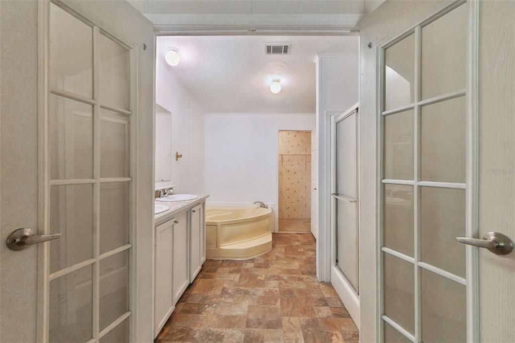 En Venta: $379,900 (4 camas, 2 baños, 2356 Pies cuadrados)