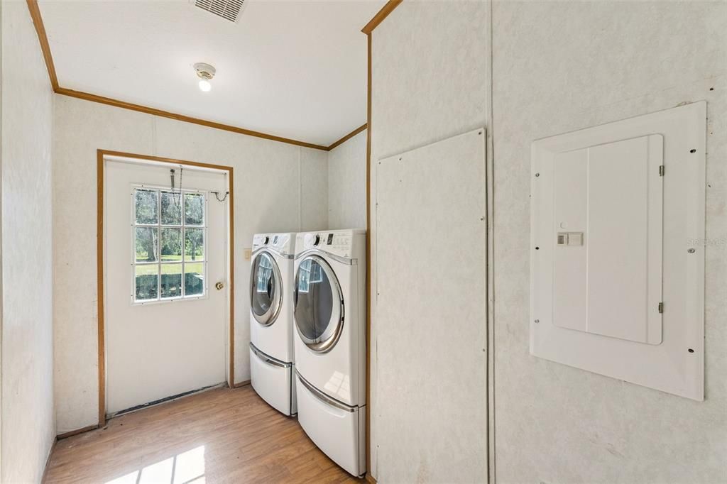 En Venta: $379,900 (4 camas, 2 baños, 2356 Pies cuadrados)