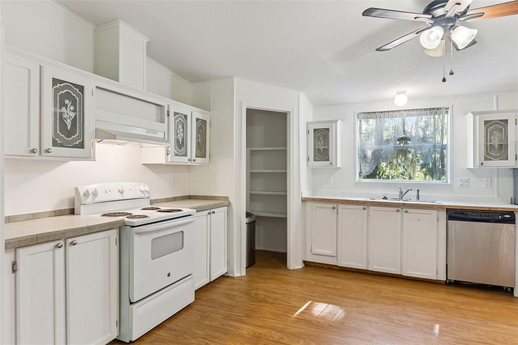 En Venta: $379,900 (4 camas, 2 baños, 2356 Pies cuadrados)