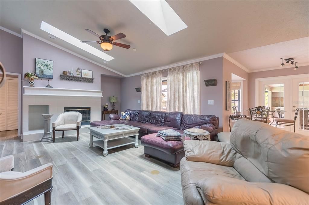 En Venta: $975,000 (4 camas, 3 baños, 2912 Pies cuadrados)