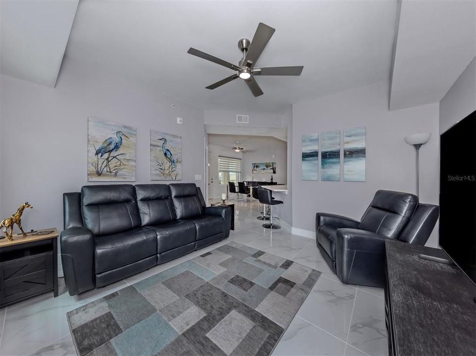 For Sale: $299,000 (2 beds, 2 baths, 1151 Square Feet)
