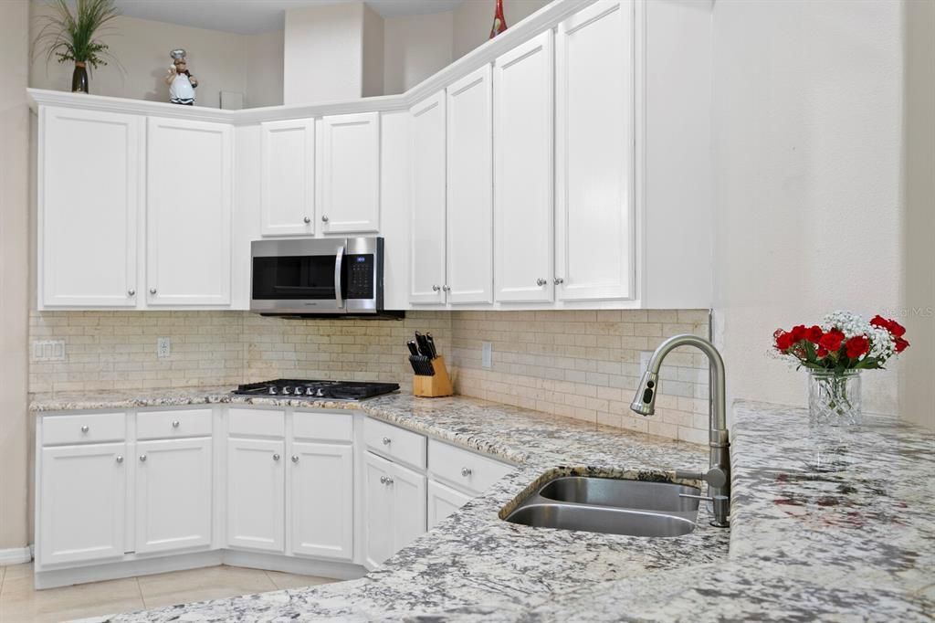 Activo con contrato: $815,000 (5 camas, 4 baños, 3250 Pies cuadrados)