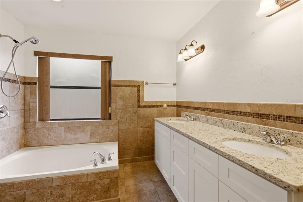 На продажу: $299,900 (2 спален, 2 ванн, 1188 Квадратных фут)