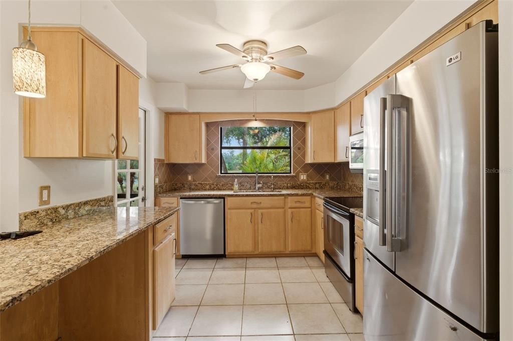 На продажу: $299,900 (2 спален, 2 ванн, 1188 Квадратных фут)