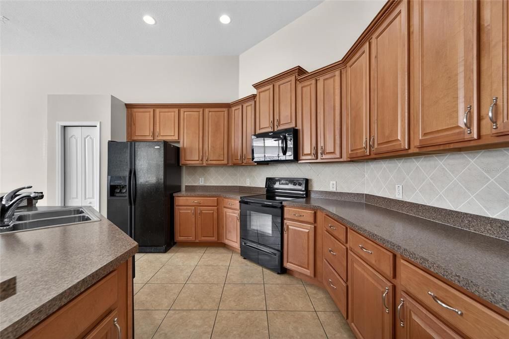 For Sale: $525,000 (4 beds, 3 baths, 2637 Square Feet)