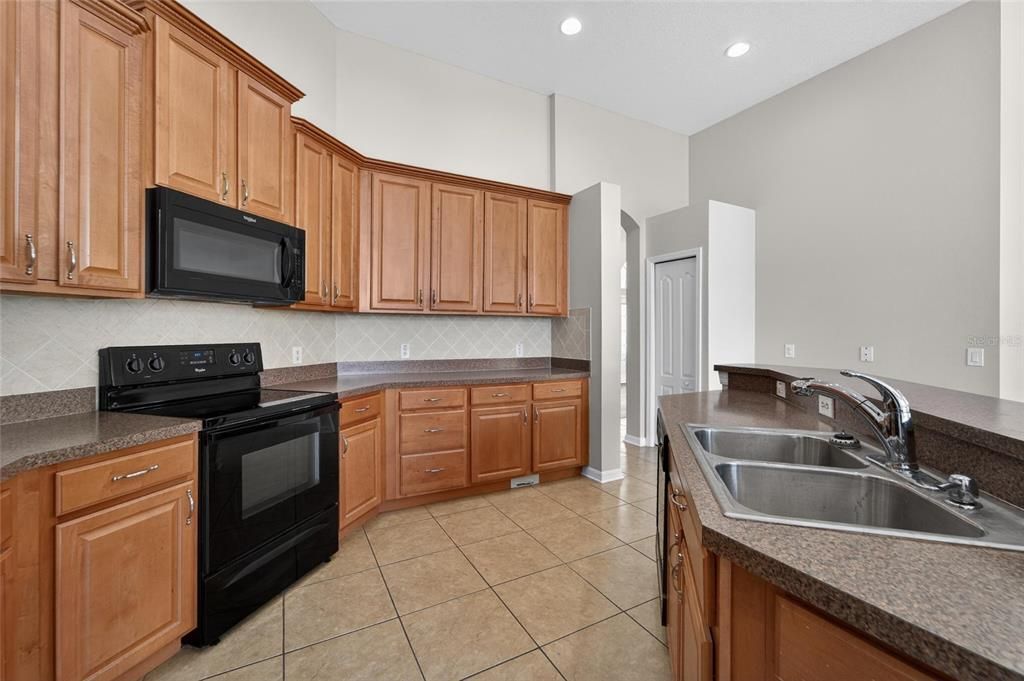 For Sale: $525,000 (4 beds, 3 baths, 2637 Square Feet)