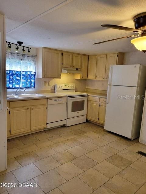 For Sale: $169,900 (2 beds, 2 baths, 980 Square Feet)