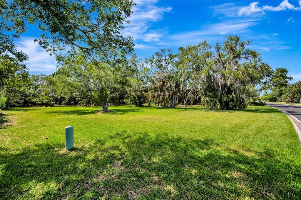 На продажу: $298,900 (0.60 acres)