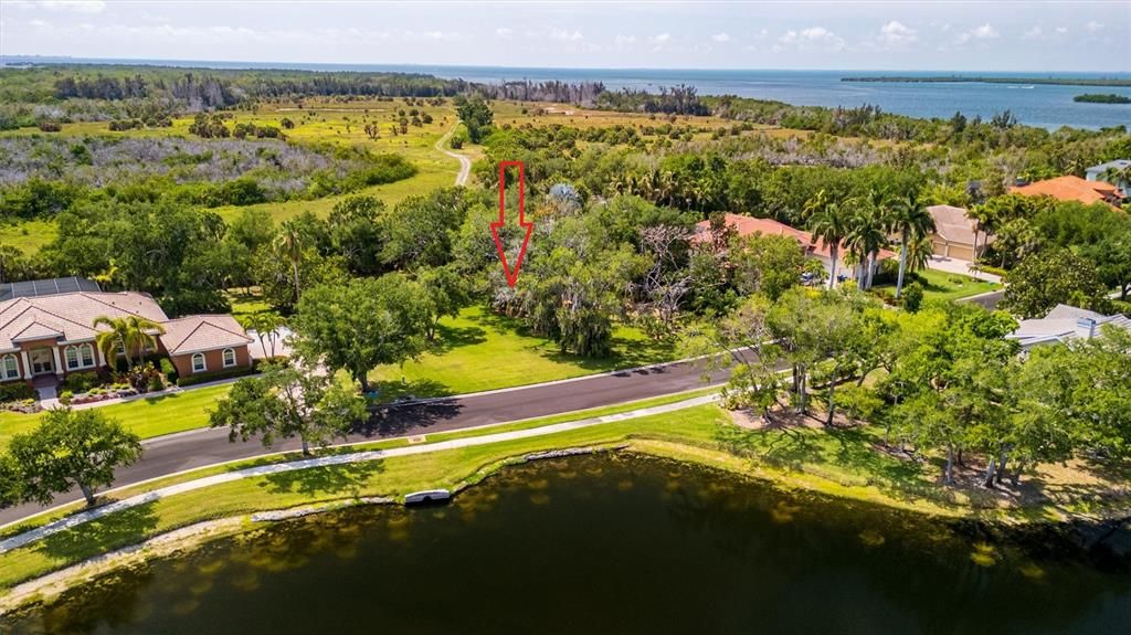 На продажу: $298,900 (0.60 acres)