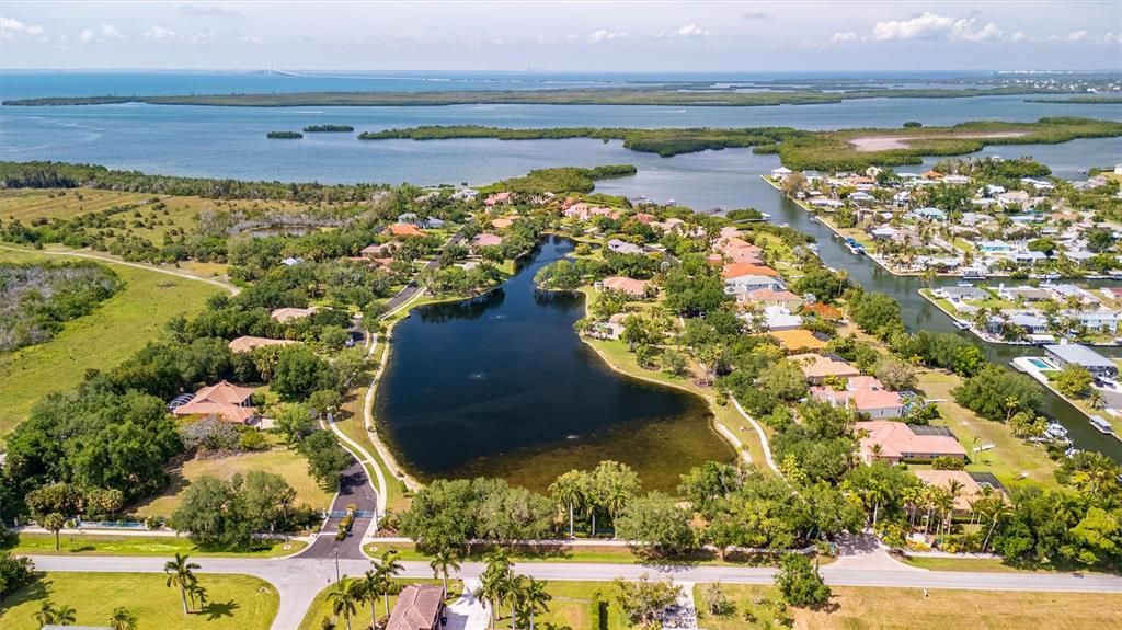 На продажу: $298,900 (0.60 acres)