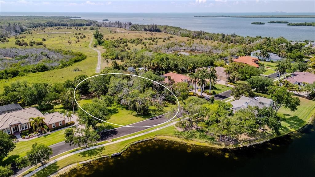 На продажу: $298,900 (0.60 acres)
