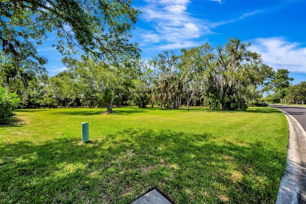 На продажу: $298,900 (0.60 acres)
