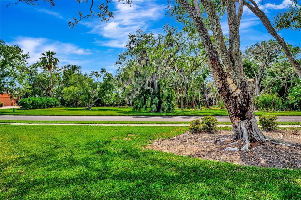 На продажу: $298,900 (0.60 acres)