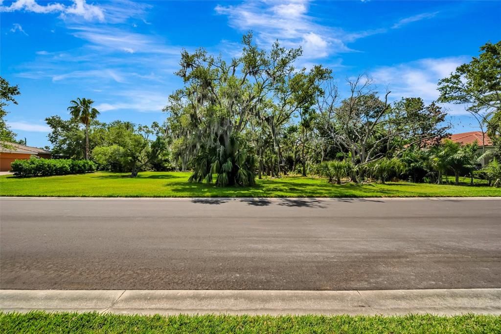 На продажу: $298,900 (0.60 acres)