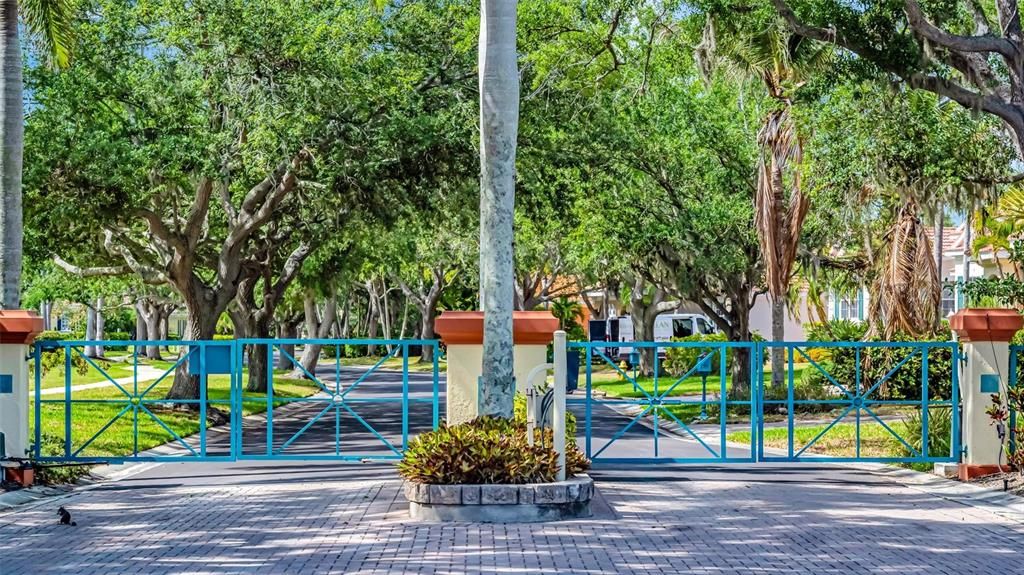 На продажу: $298,900 (0.60 acres)