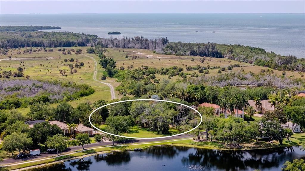 На продажу: $298,900 (0.60 acres)