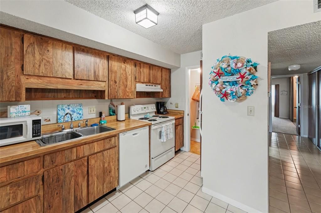 For Sale: $85,000 (1 beds, 1 baths, 870 Square Feet)