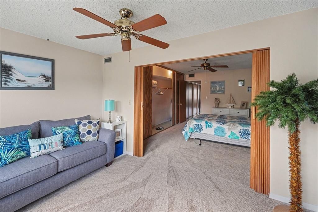 For Sale: $85,000 (1 beds, 1 baths, 870 Square Feet)