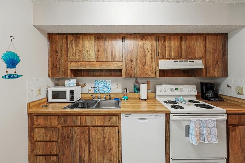 For Sale: $85,000 (1 beds, 1 baths, 870 Square Feet)