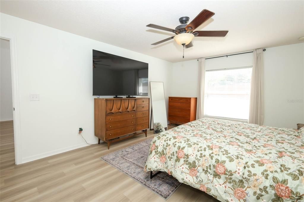 Active With Contract: $529,990 (5 beds, 2 baths, 2487 Square Feet)