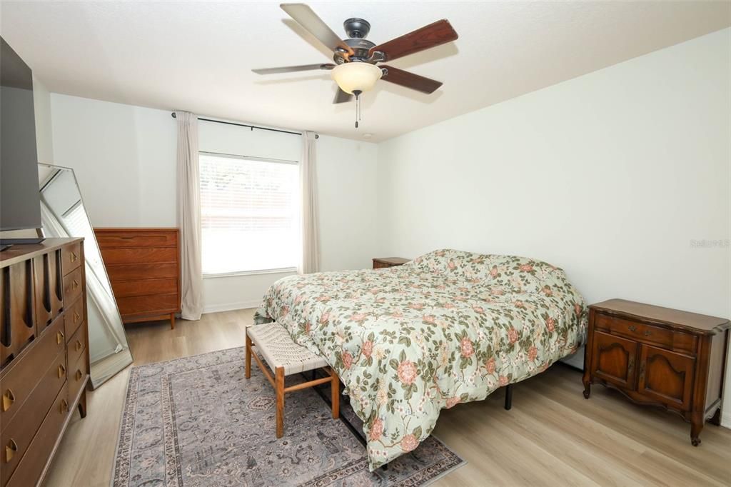 Active With Contract: $529,990 (5 beds, 2 baths, 2487 Square Feet)