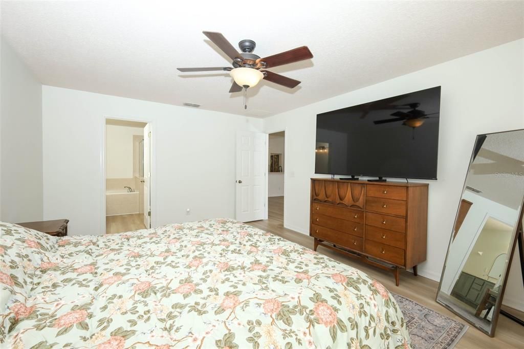 Active With Contract: $529,990 (5 beds, 2 baths, 2487 Square Feet)