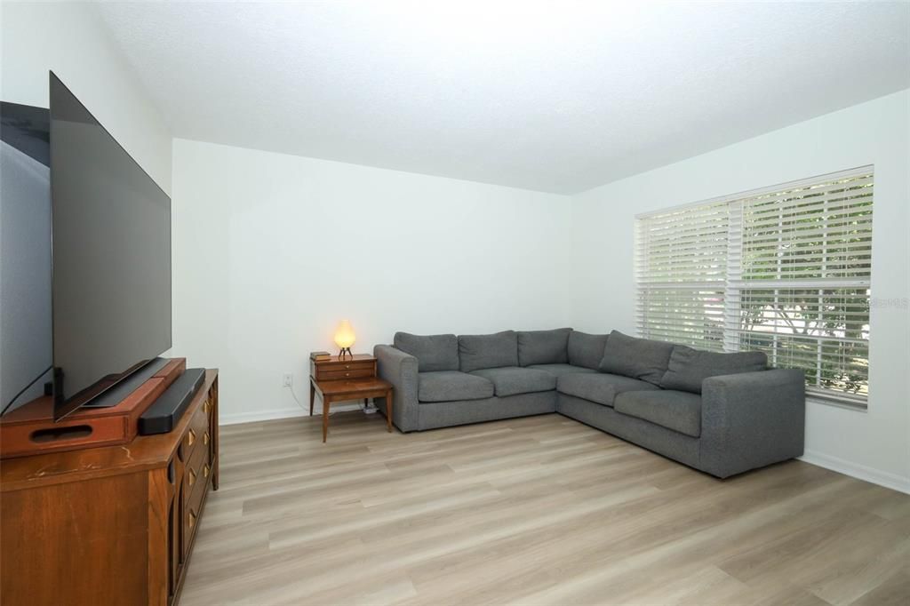 Active With Contract: $529,990 (5 beds, 2 baths, 2487 Square Feet)