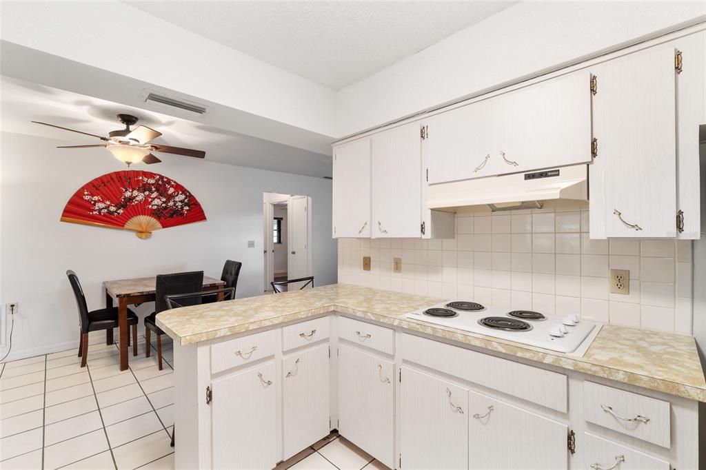 На продажу: $199,900 (2 спален, 2 ванн, 1220 Квадратных фут)