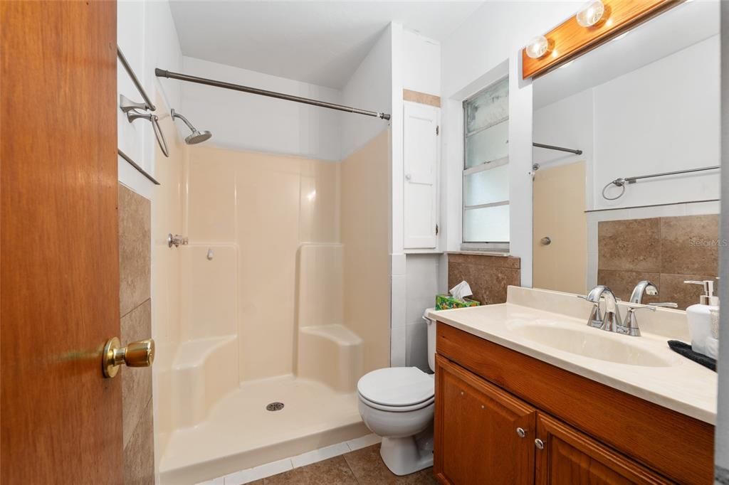 На продажу: $199,900 (2 спален, 2 ванн, 1220 Квадратных фут)